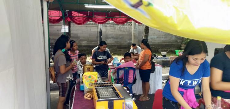 Buka Lapak Kuliner, Katar Desa Mengwi Jual Es Makuvuk