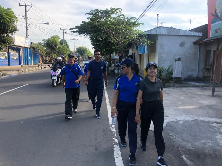 Jumat Sehat, Perbekel Mengwi Olahraga Bersama Perangkat Desa