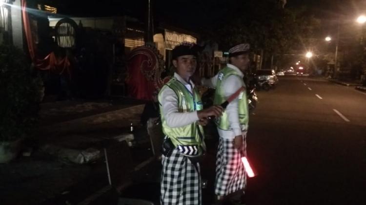 Ketertiban lalu lintas di Desa Mengwi juga melibatkan Pecalang
