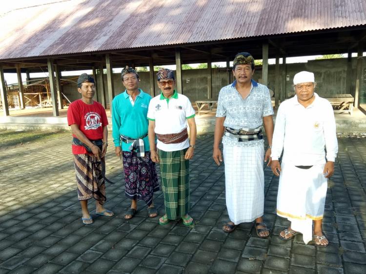 Ketog Semprong, Warga Desa Mengwi Gotong Royong Bersihkan Areal Setra