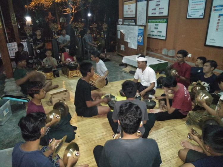 Latihan Setiap Malam, Nyangra Odalan Pura Batan Kemuning