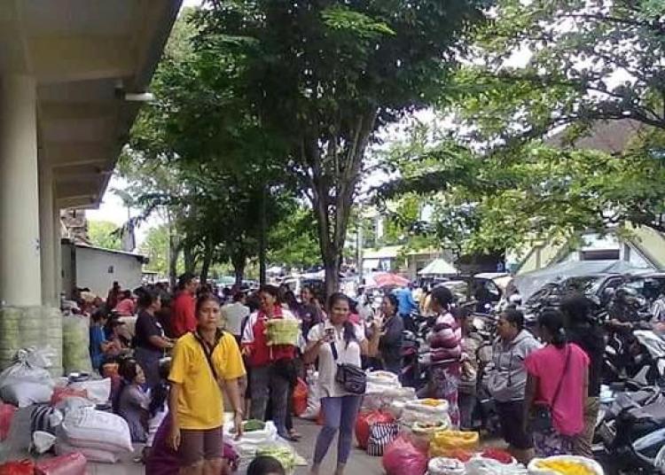 Menjelang Kuningan, Pasar Mengwi dipadati pembeli