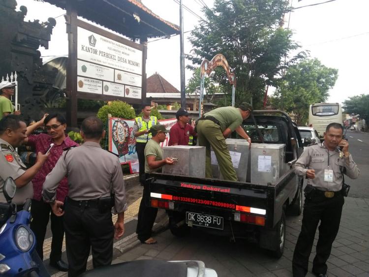 Pendistribusian kotak TPS ke masing-masing banjar