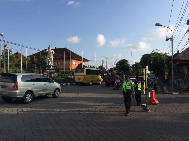 Pengalihan Arus, Polisi kolaborasi dgn pecalang amankan  di beberapa titik persimpangan.