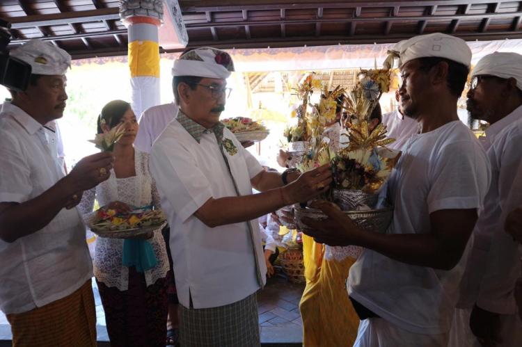 Penglingsir Mengwi ngaturang Kawangen ke masing-masing Sawa