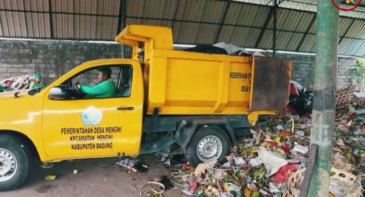 Perbekel Mengwi intruksikan 2 kali pengiriman sampah ke TPS Suwung