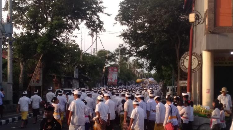 Piodalan Pura Bekak, Ratusan Krama Ngiring Ke Beji berjalan kaki