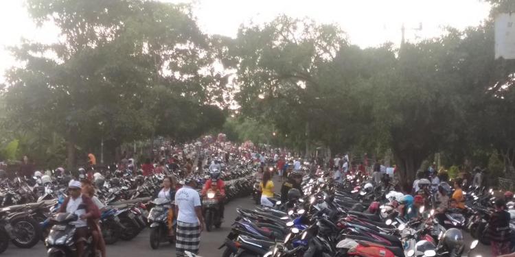 Ramai pengunjung, parkir Objek Wisata Taman Ayun penuh