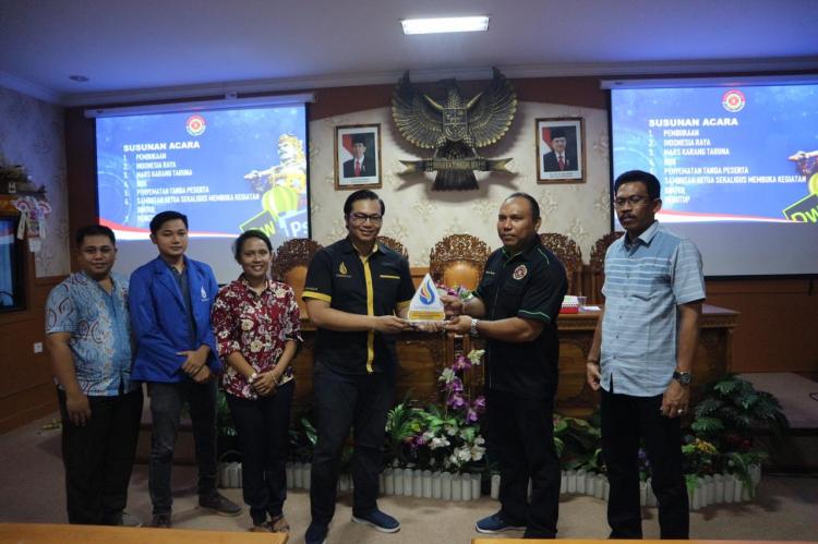 Serah terima plakat sebagai tanda dibukanya kegiatan Bimtek Komputer KTWM