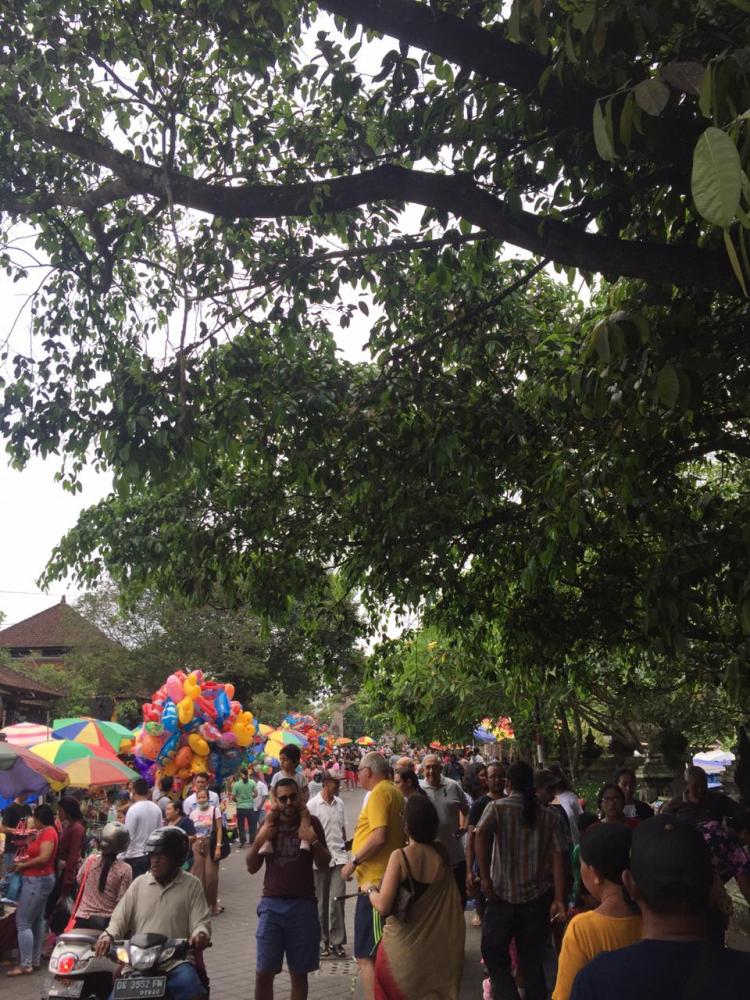 Tumpah ruah, pengunjung Taman Ayun pada Manis Kuningan