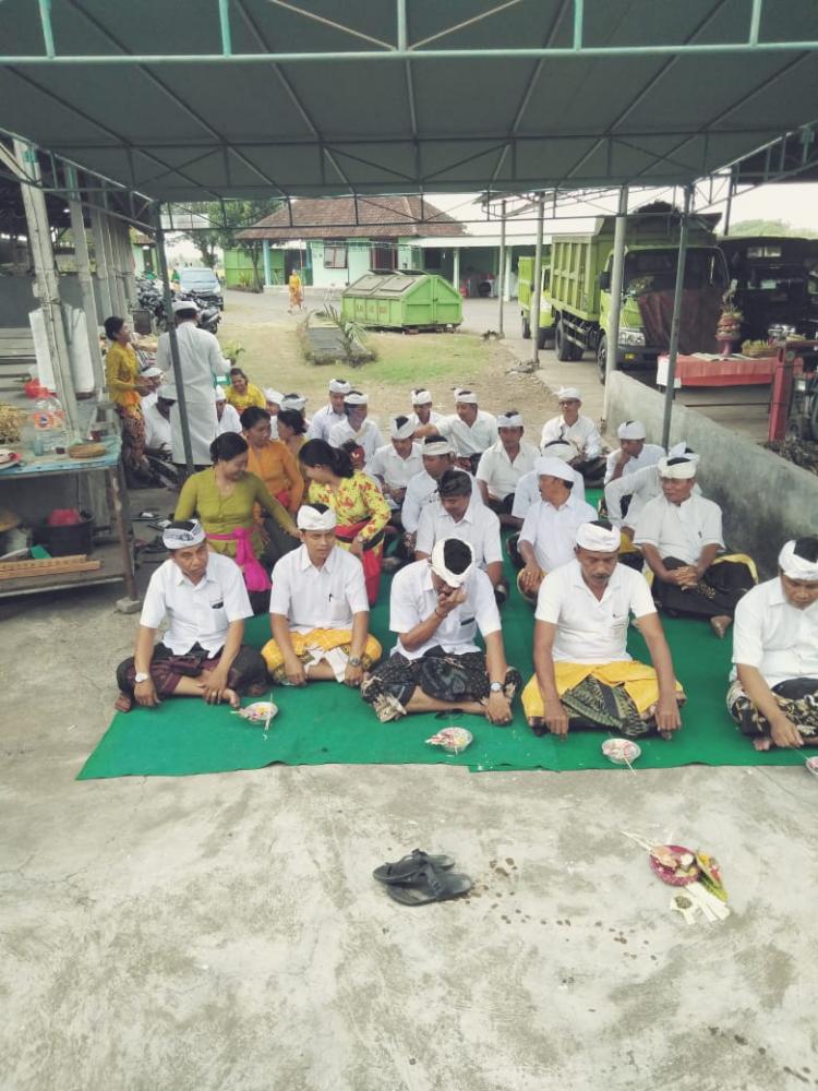 Tumpek Landep, Pemerintah Desa Mengwi ngaturang Piodalan di TPST