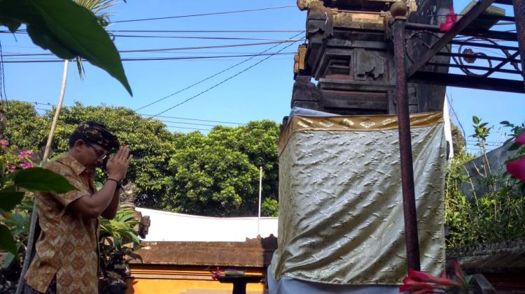 Wajib, sembahyang di padmasana sebelum mulai bekerja