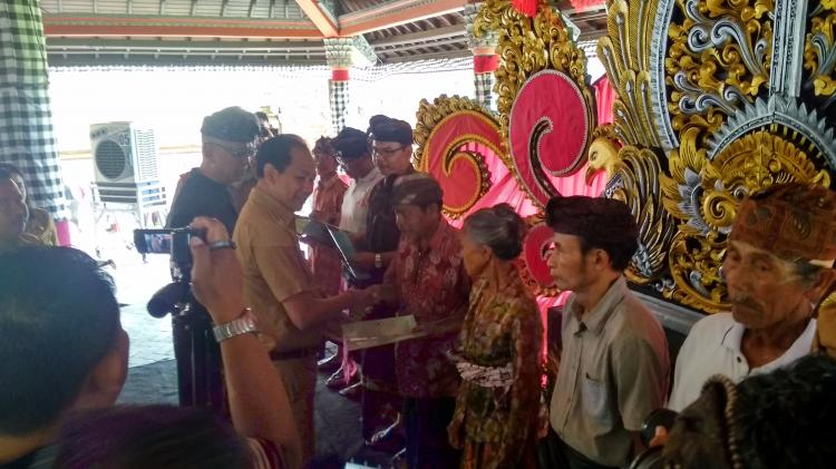 Wakil Bupati Badung serahkan sertifikat tanah di Wantilan Pura Dalem Mengwi