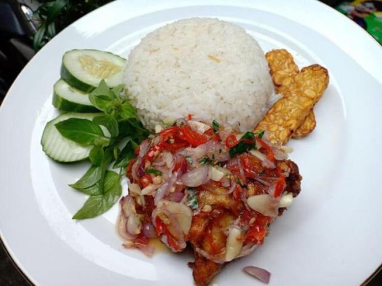 I Am Pesek Jagonya Ayam Geprek khas Vino Gitara