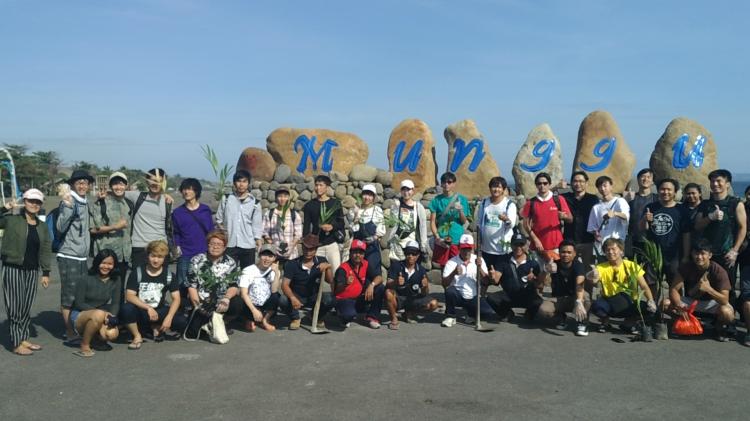 Kunjungan Mahasiswa Jepang di Pantai Munggu