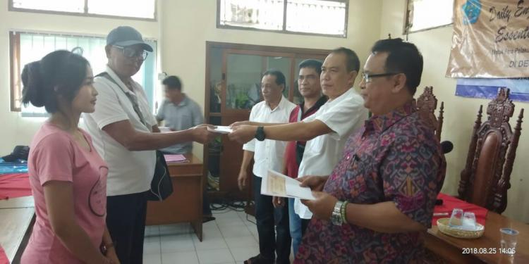 Mengakhiri Kegiatan Pelatihan Bahasa Inggris, POKDARWIS Serahkan Sertifikat