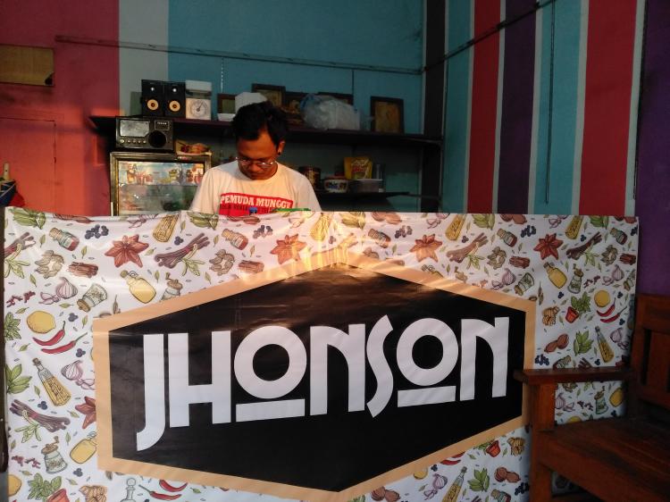 Mie Jhonson, Mie Pedas Idola Anak Muda Munggu