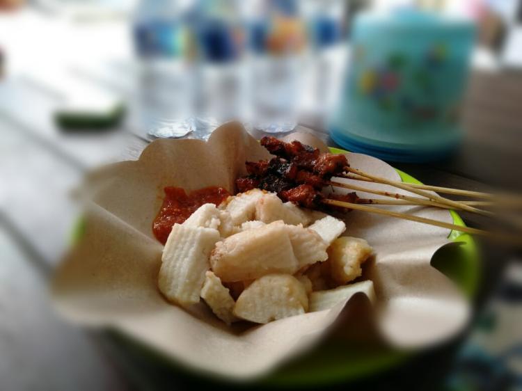 Nikmatnya Sate Babi Pak Gedu di Munggu