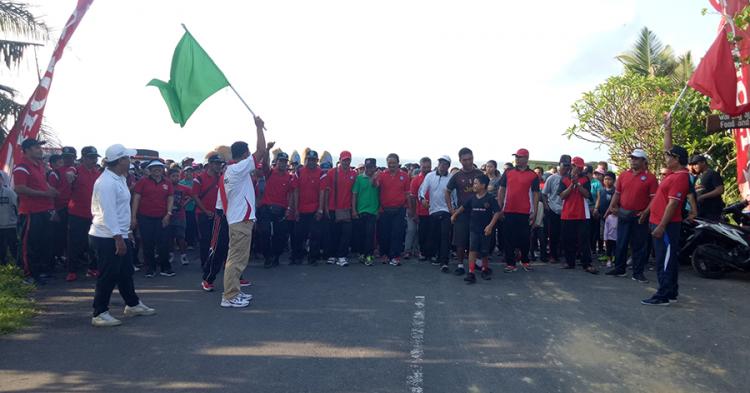 Nyoman Suhartana Melepas Fun Walk For Your Health Karang Taruna Desa Munggu