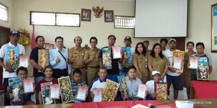 Pemkab Badung Serahkan 15 Sertifikat Pelatihan Seni Ukir