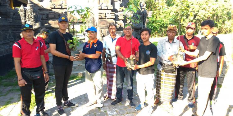 Penanaman Bibit Tanaman Gumi Banten Oleh KKN Unud