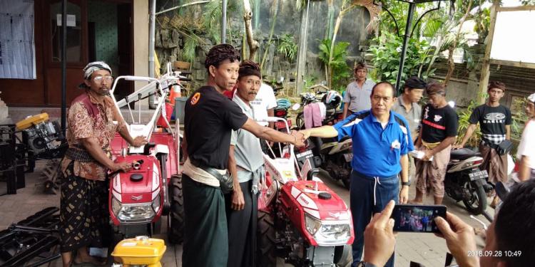 Penyerahan Alsintan Kepada Kelompok Tani Mertha Sanjiwani dan Kelompok Tani Manik Pertiwi