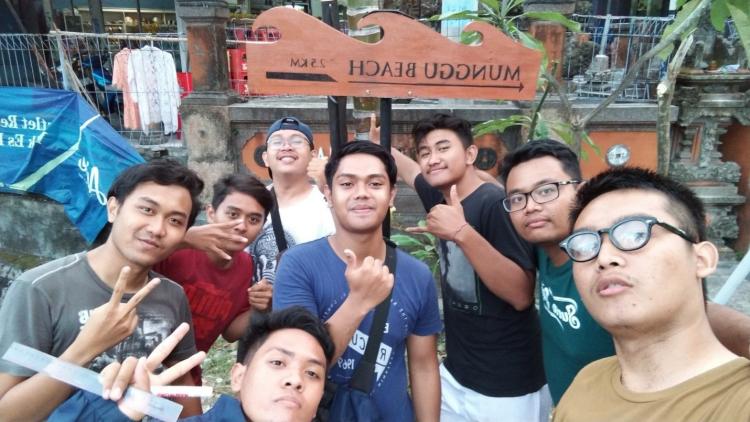 Promosikan Pantai Munggu, KKN Udayana 2018 Bangun Signage