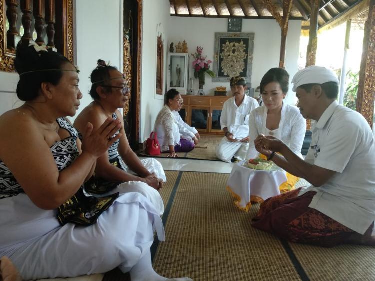 Ritual Seda Raga, Ida Bagus Gede Subrata Dan Ida Ayu Ari Darawati : Lepas Keduniawian Dan Kelahiran Kembali Menjadi Suci