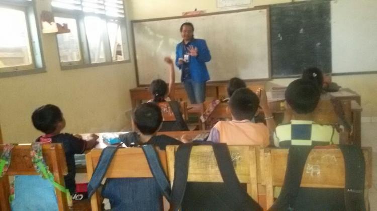 "ANTUSIAS SISWA SD No 3 PANGSAN MENGIKUTI BIMBEL DARI KAKAK-KAKAK KKN"