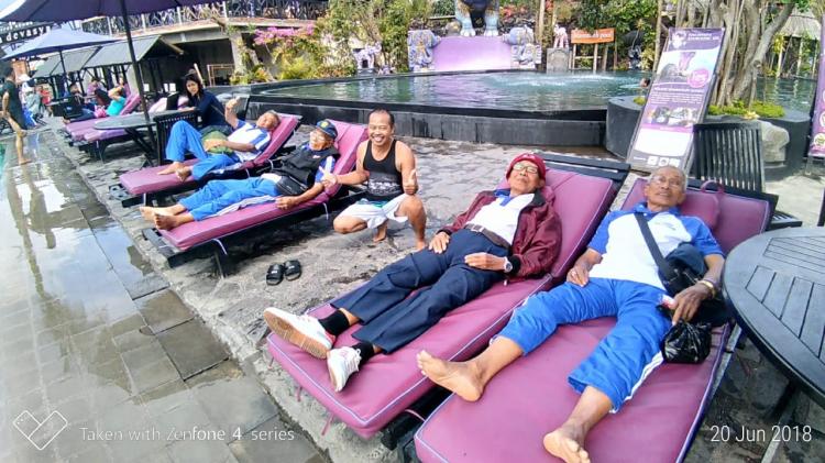 ANTUSIASME LANSIA BR. SEKARMUKTI PUNDUNG, DESA PANGSAN SAAT REKREASI BERSAMA