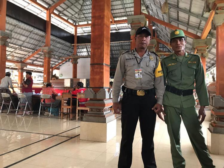 DIJAGA KETAT, BABINKAMTIBMAS MENGAWAL PROSES PEMUNGUTAN SUARA DI TPS SE DESA PANGSAN