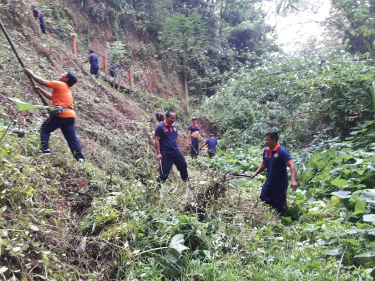 FPRB DESA PANGSAN RABAS SEMAK BELUKAR UNTUK PENANAMAN RUMPUT AKAR WANGI