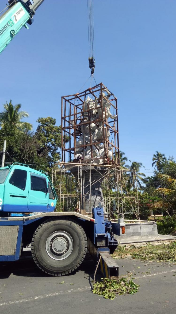 HEBOH PEMASANGAN PATUNG KESATRIA JATAYUDI DESA PANGSAN