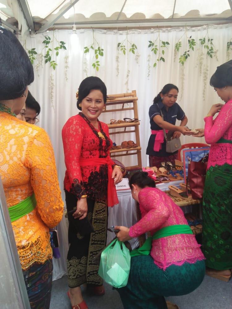IBU SENIASIH KUNJUNGI STAND UMKM PANGSAN
