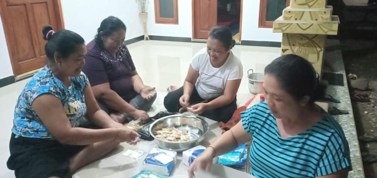 IBU-IBU PEGULAT TEPUNG KELOMPOK MEKAR AYU DESA PANGSAN DAPAT ORDERAN PERTAMA