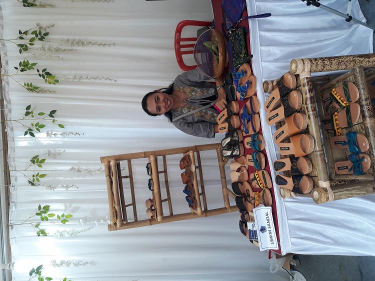 INOVASI SANDAL ENDEK MERIAHKAN STAND DESA PANGSAN