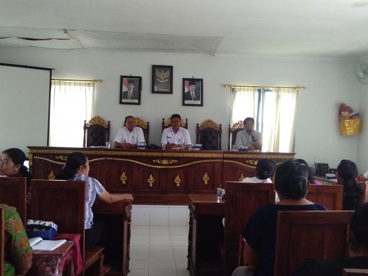 INSTRUKTUR AKAN BIMBING PELATIHAN PENGOLAHAN HASIL PERTANIAN DI DESA PANGSAN