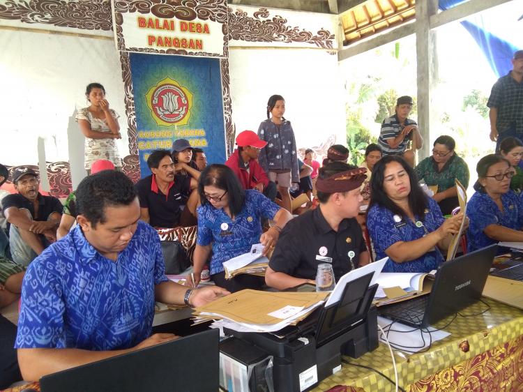 JEMPUT BOLA DIADAKAN DISDUKCAPIL DALAM PEMBUATAN AKTA KELAHIRAN DI DESA PANGSAN