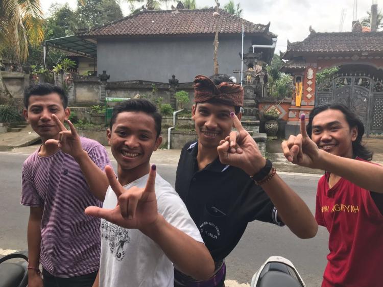 KEREN!!! PEMUDA ANTI GOLPUT RAMAI-RAMAI IKUT NYOBLOS