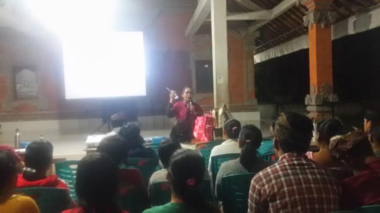 KKN UNIVERSITAS WARMADEWA GELAR PENYULUHAN BANK SAMPAH DI BR. KASIANAN DESA PANGSAN