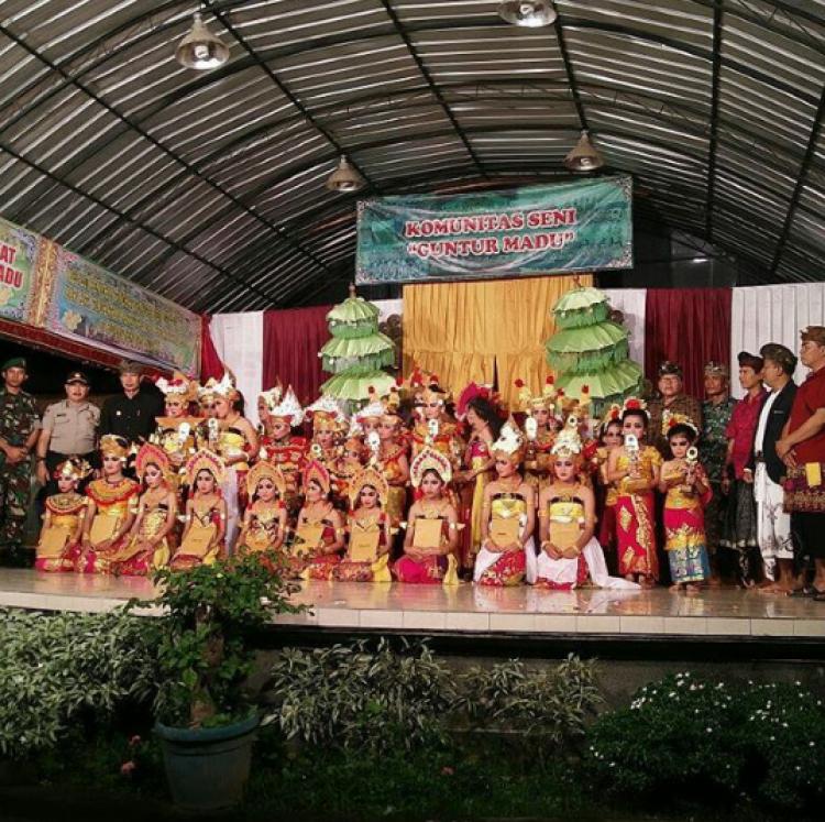 LESTARIKAN SENI DAN BUDAYA GUNTUR MADU PELOPOR SANGGAR KESENIAN DI DESA PANGSAN