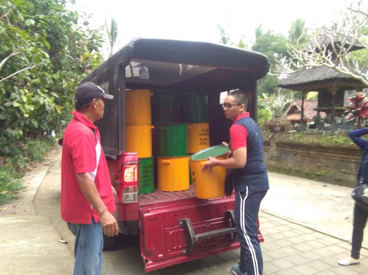 MAHASISWA KKN UNUD IKUT SERTA PENDISTRIBUSIAN BAK SAMPAH DI DESA PANGSAN