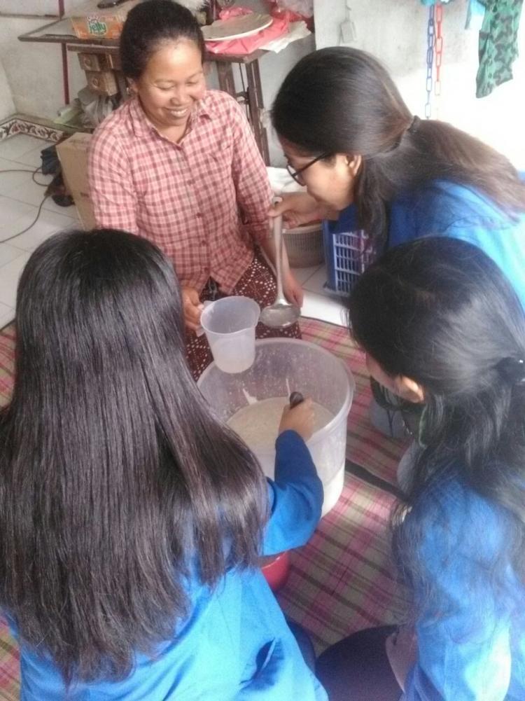 "MAHASISWA WARMADEWA IKUTI PENYULINGAN MINYAK VCO"