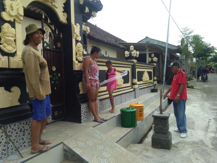 MASYARAKAT DESA PANGSAN SUMRINGAH TERIMA BAK SAMPAH