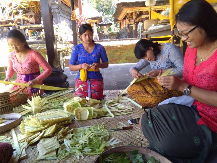 MENJELANG UPACARA NEBASIN KEKEMBANGAN NGAYAH PERSIAPAN NGIAS