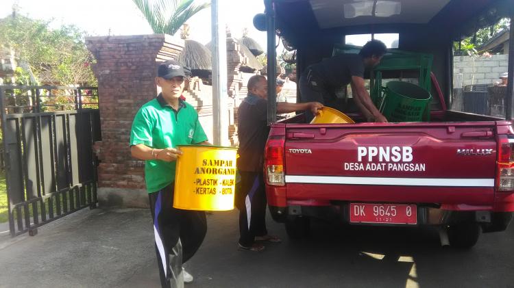 PEMASANGAN BAK SAMPAH MENUJU DESA PANGSAN YANG BEST