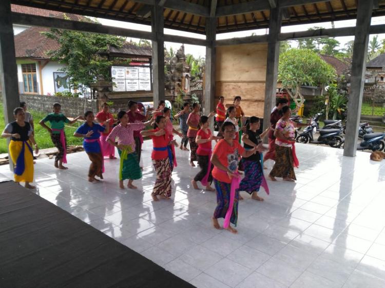 PEMBINAAN REJANG RENTENG PKK DESA PANGSAN OLEH MAHASISWA KKN ISI DENPASAR