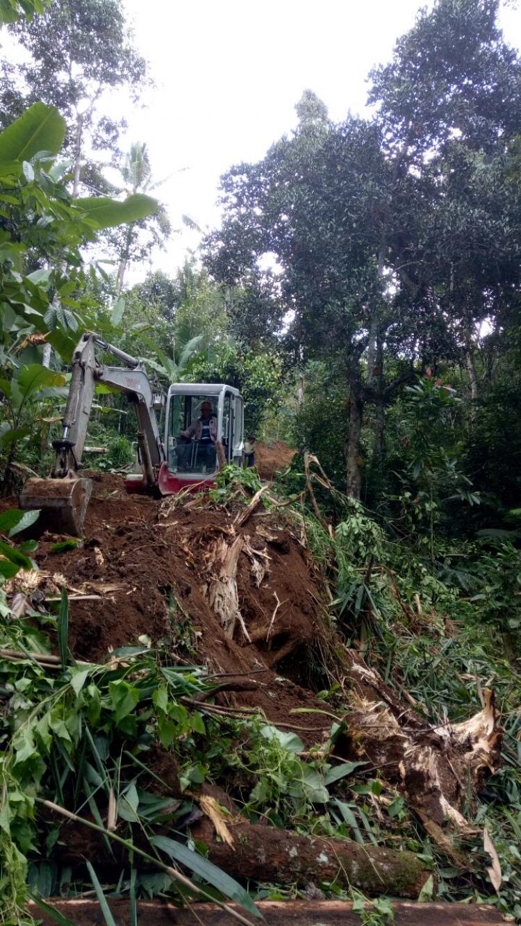 PEMBUKAAN AKSES JALAN TIAKAH MENUJU TANGKUP DI DESA PANGSAN