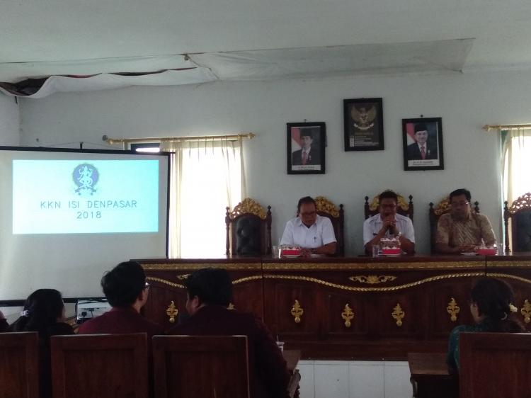 PENERIMAAN SECARA RESMI MAHASISWA KKN ISI DENPASAR DI DESA PANGSAN