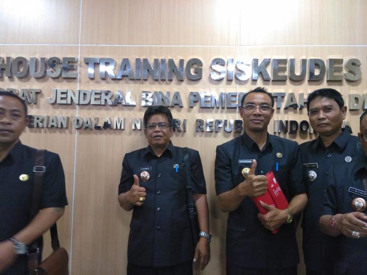 PERBEKEL DESA PANGSAN MENGIKUTI BIMTEK SIPADES